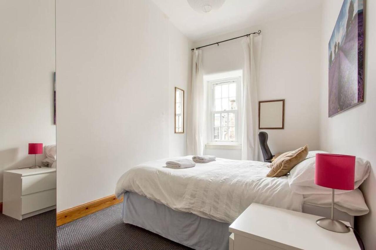 Joivy 3 Bed Flat In Old Town, Close To Grassmarket Edinburgh Exterior photo