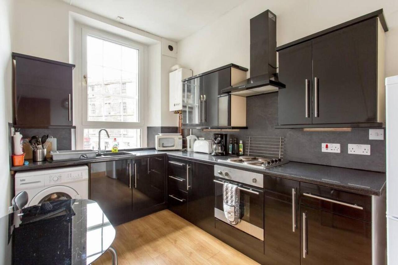 Joivy 3 Bed Flat In Old Town, Close To Grassmarket Edinburgh Exterior photo