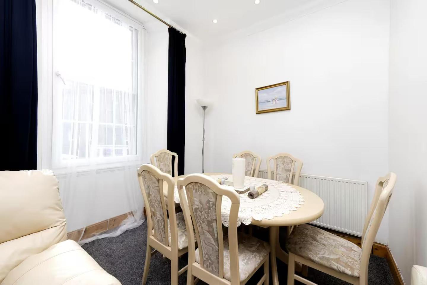 Joivy 3 Bed Flat In Old Town, Close To Grassmarket Edinburgh Exterior photo