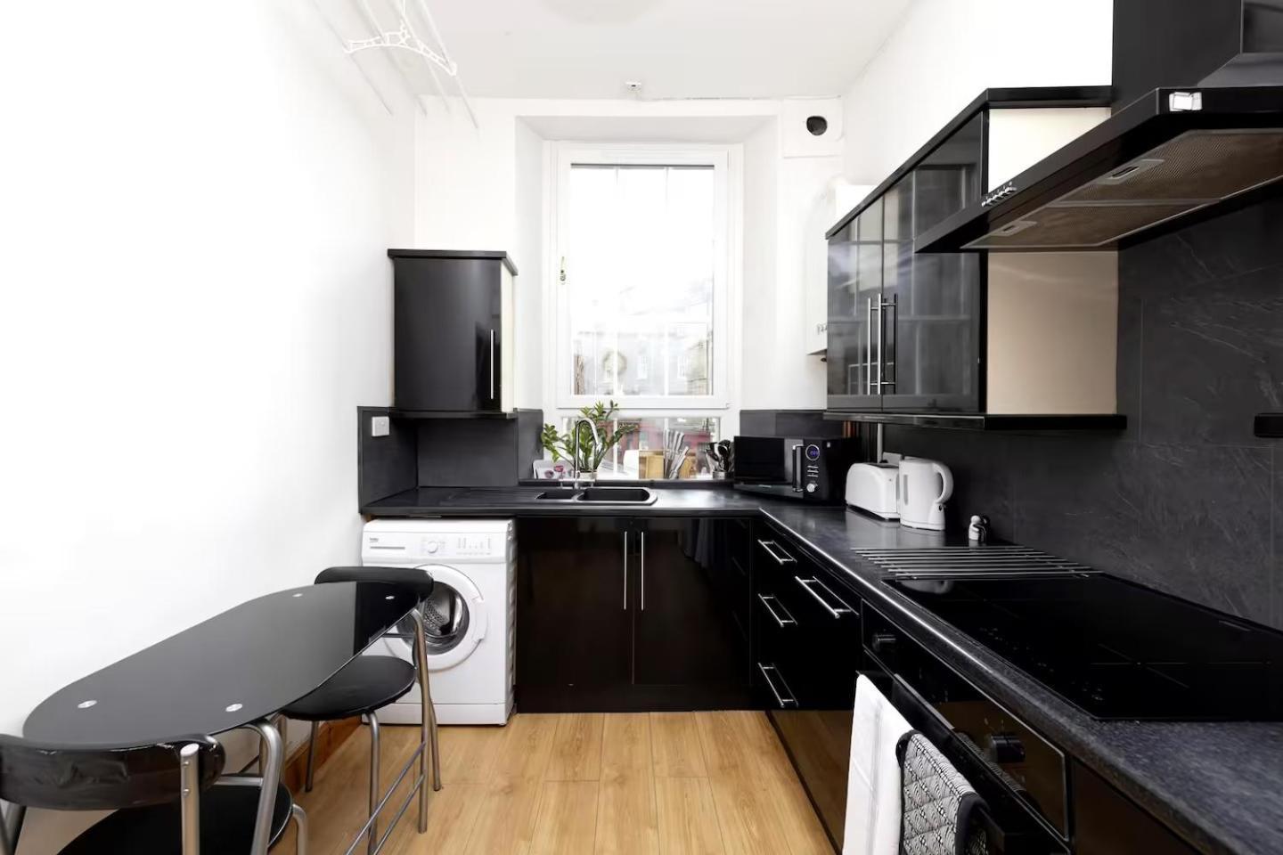 Joivy 3 Bed Flat In Old Town, Close To Grassmarket Edinburgh Exterior photo